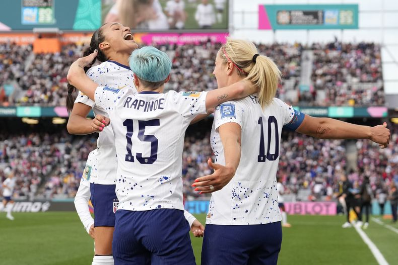 De izquierda a derecha, Sophia Smith, Megan Rapinoe y Lindsey Horan festejan un gol de esta última por Estados Unidos ante Vietnam en el Mundial, el sábado 22 de julio de 2023, en Auckland, Nueva Zelanda (AP Foto/Abbie Parr)