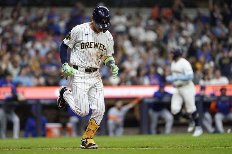 Joey Ortiz, de los Cerveceros de Milwaukee, avanza a primera tras recibir un boleto con las bases llenas en el juego del sábado 28 de septiembre de 2024, ante los Mets de Nueva York (AP Foto/Aaron Gash)