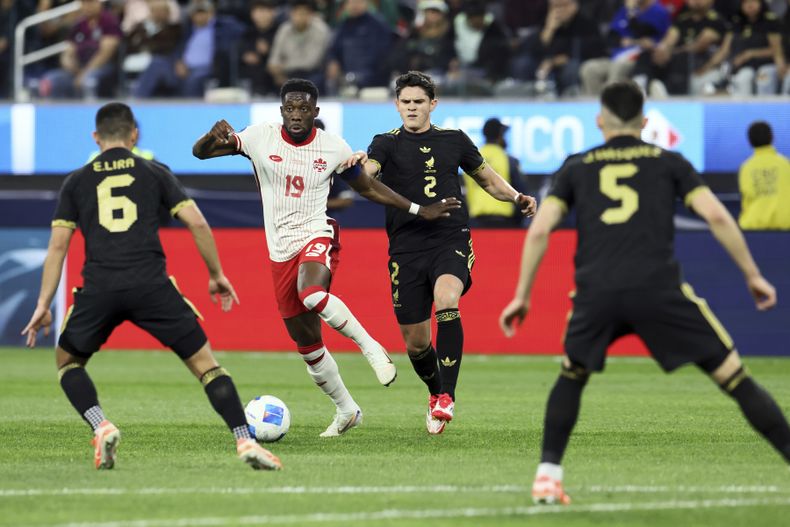 El zaguero canadiense Alphonso Davies pugna el balón en medio de los jugadores mexicanos Erik Lira (izquierda) e Israel Reyes (segundo a la derecha) durante la semifinal de la Liga de Naciones de la CONCACAF, el jueves 20 de marzo de 2025, en Inglewood, California. (AP Foto/Etienne Laurent)