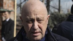 ARCHIVO - Yevgeny Prigozhin, propietario de la compañía militar Grupo Wagner, llega a un funeral el 8 de abril de 2023 en el cementerio Troyekurovskoye, en Moscú, Rusia. (AP Foto/Archivo)