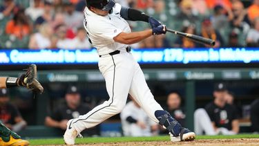 Eduardo Valencia, de los Tigres de Detroit, conecta un jonrón contra los Atléticos, durante la séptima entrada de un partido de béisbol, el jueves 9 de julio de 2026, en Detroit. (Foto AP/Paul Sancya)