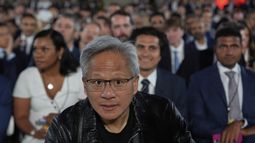El CEO de Nvidia, Jensen Huang, llega antes del discurso del presidente Donald Trump en una cumbre de IA en el auditorio Andrew W. Mellon, el miércoles 23 de julio de 2025, en Washington. (AP Foto/Julia Demaree Nikhinson)