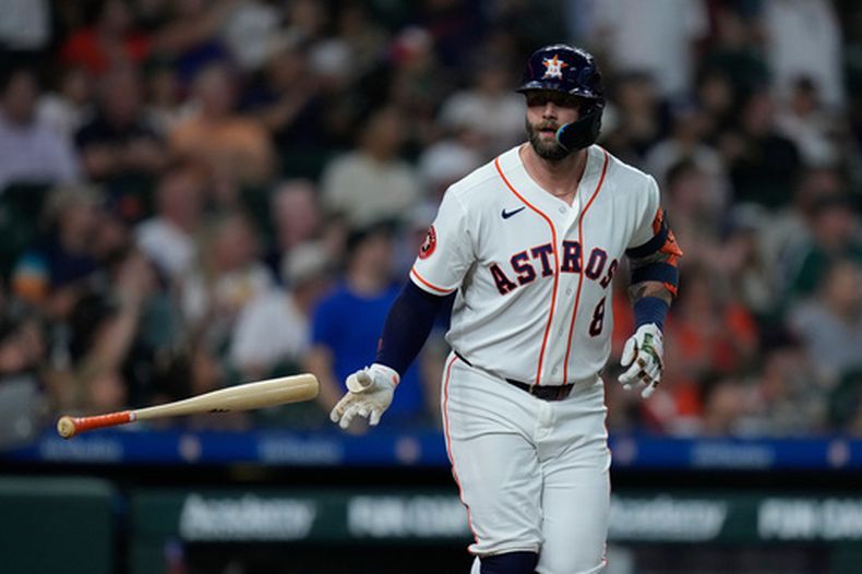Christian Walker, de los Astros de Houston, lanza su bate tras conectar un jonrón solitario durante la segunda entrada de un juego de béisbol contra los Rockies de Colorado, el martes 14 de abril de 2026, en Houston. (Foto AP/Kevin M. Cox)