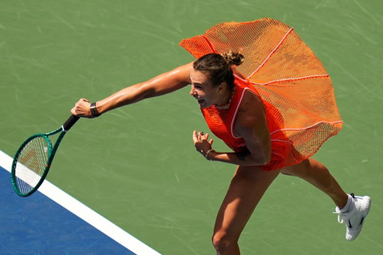 Aryna Sabalenka saca ante Camila Osorio durante la primera ronda del US Open, el lunes 31 de agosto de 2026, en Nueva York. (AP Foto/Seth Wenig)