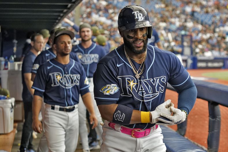 El cubano Yandy Díaz festeja su jonrón de tres carreras ante los Cerveceros de Milwaukee, el sábado 20 de mayo de 2023 (AP Foto/Chris OMeara)