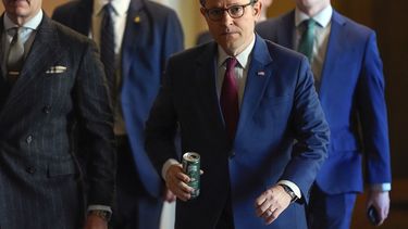 El presidente de la Cámara de Representantes, el republicano Mike Johnson, camina por el Capitolio, el lunes 3 de marzo de 2025, en Washington. (AP foto/Julia Demaree Nikhinson)