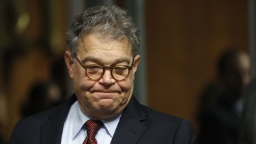 Acusaciones sexuales interrumpen el ascenso de Al Franken