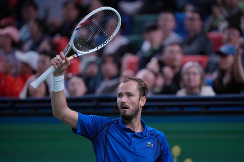 Daniil Medvedev celebra tras vencer a Stefanos Tsitsipas en la cuarta ronda del Masters de Shanghái, el miércoles 14 de octubre de 2026. (AP Foto/Andy Wong)