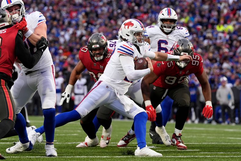 El quarterback de los Bills de Buffalo Josh Allen corre con el balón para touchdown de los Buccaneers de Tampa Bay el domingo 16 de noviembre del 2025. (AP Foto/Carolyn Kaster)