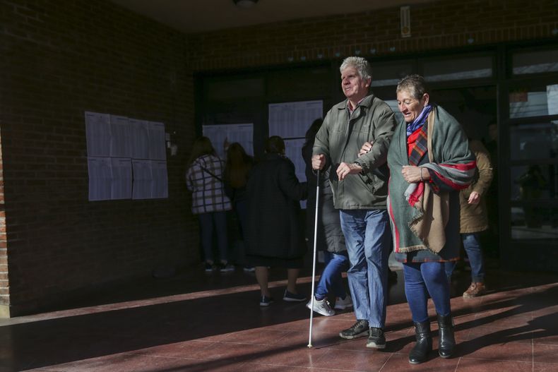 Votantes salen de un colegio electoral durante las elecciones primarias en Buenos Aires, Argentina, el domingo 13 de agosto de 2023. (Foto AP/Daniel Jayo)