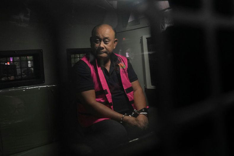 Dadan Hindayana, ex director de la Agencia de Nutrición de Indonesia, en un vehículo policial, en Yakarta, Indonesia, el 3 de junio del 2026. (AP foto/Achmad Ibrahim)