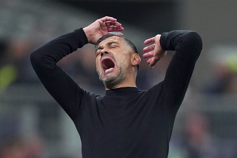 El entrenador del AC Milan, Sergio Conceição, reacciona durante el partido de fútbol de la Serie A entre Milan y Bolonia en el estadio San Siro de Milán, Italia, el viernes 9 de mayo de 2025. (Spada/LaPresse vía AP)