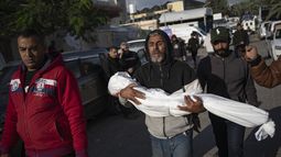 Palestinos lloran a parientes muertos en el bombardeo israelí sobre la Franja de Gaza, el martes 21 de noviembre de 2023, en el hospital de Jan Yunis. (AP Foto/Fatima Shbair)