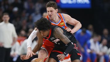 El centro del Oklahoma City Mike Muscala (atrás), intenta robar el balón al armador de los Rockets de Houston, Jalen Green durante la primera mitad del juego de baloncesto de la NBA, el miércoles 27 de marzo de 2024, en Oklahoma City. (AP Foto/Nate Billings)