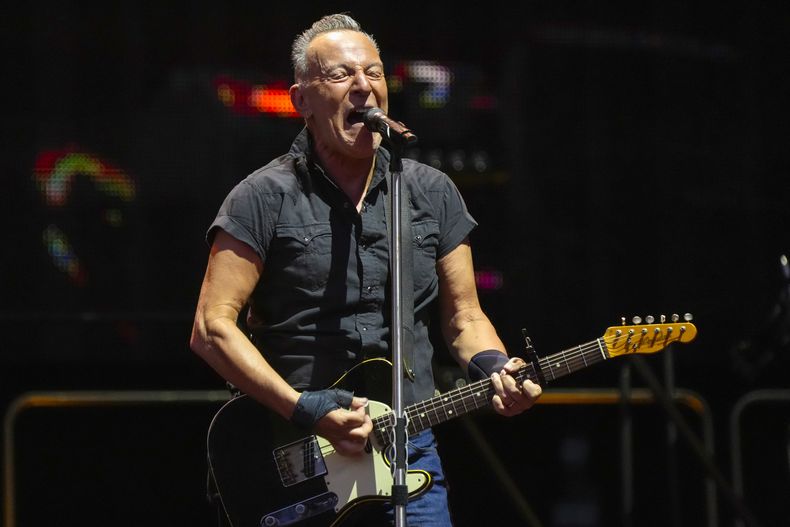 ARCHIVO - Bruce Springsteen y la E Street Band durante su actuación en el Wrigley Field de Chicago el 9 de agosto de 2023. La gira de Springsteen y la E Street Band de 2023 se pospondrá hasta 2024. (Foto Rob Grabowski/Invision/AP, archivo)
