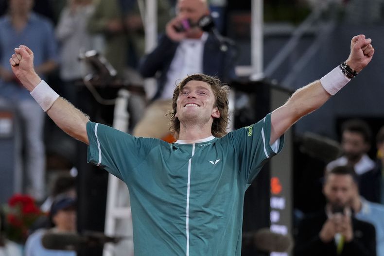 Andrey Rublev celebra tras vencer a Felix Auger-Aliassime en la final del Abierto de Madrid, el domingo 5 de mayo de 2024. (AP Foto/Manu Fernández)