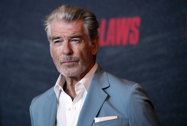 ARCHIVO - Pierce Brosnan, miembro del elenco de The Out-Laws, posa en una proyección especial de la película, el 26 de junio de 2023, en los cines Regal LA Live en Los Ángeles. Brosnan se declaró culpable el jueves 14 de marzo de 2024 de ingresar a una zona termal restringida durante una visita al Parque Nacional de Yellowstone en noviembre de 2023. (Foto AP/Chris Pizzello, archivo)