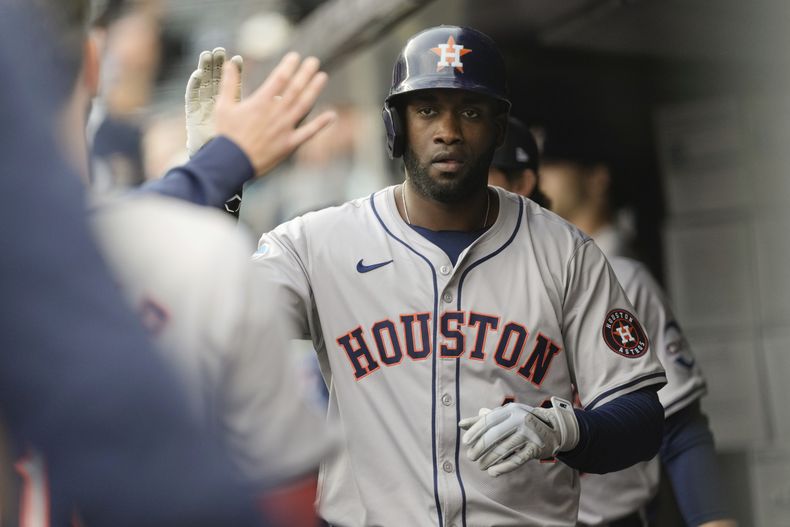 El cubano Yordan Álvarez, de los Astros de Houston, festeja en la cueva luego de anotar ante los Yankees de Nueva York en el juego del jueves 9 de mayo de 2024 (AP Foto/Frank Franklin II)