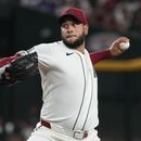 Eduardo Rodriguez, lanzador de los Diamondbacks de Arizona, lanza frente a los Dodgers de Los Ángeles durante la primera entrada del juego de béisbol de Grandes Ligas, el domingo 9 de agosto de 2026, en Phoenix. (AP Foto/Rick Scuteri)