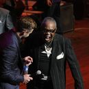 ARCHIVO - Sam Moore, derecha, con Justin Timberlake, en la ceremonia de introducción al Salón de la Fama de la Música de Memphis, el 17 de octubre de 2015, en Memphis, Tennessee. (AP Foto/Karen Pulfer Focht, Archivo)