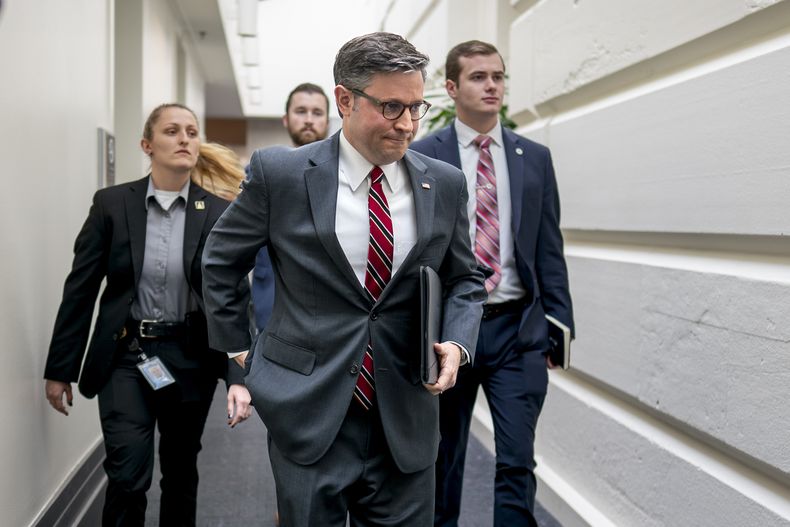 El presidente de la cámara baja, el republicano Mike Johnson, arriba a una reunión a puertas cerradas del bloque republicano en el Capitolio, Washington, miércoles 14 de febrero de 2024. (AP Foto/J. Scott Applewhite)