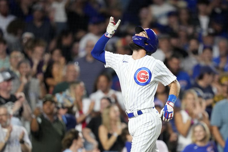 Dansby Swanson, de los Cachorros de Chicago, festeja su jonrón de dos carreras en el juego ante los Rojos de Cincinnati, el martes 1 de agosto de 2023 (AP Foto/Charles Rex Arbogast)