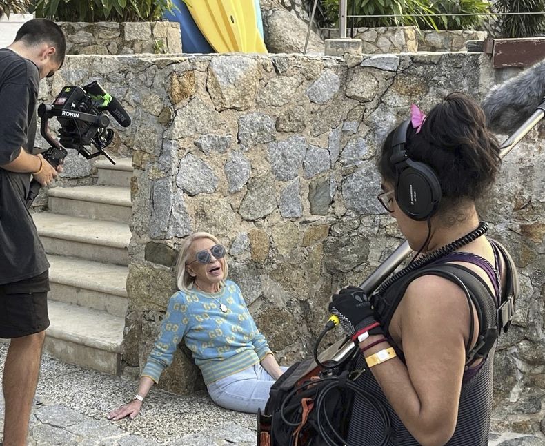 Esta imagen publicada por ViX muestra a la personalidad de televisión Laura Bozzo durante el rodaje del documental Laura Bozzo. (ViX via AP)