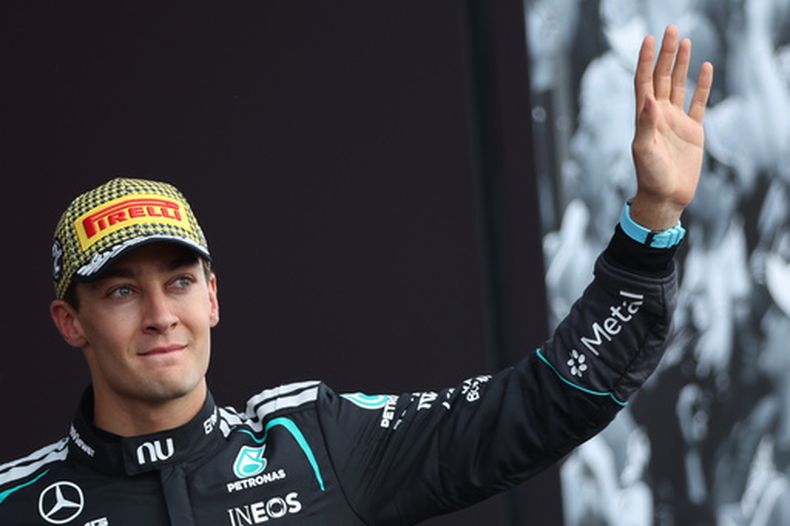El piloto de Mercedes, George Russell, de Gran Bretaña, saluda a los aficionados tras obtener el segundo lugar en el Gran Premio de Gran Bretaña de la F1, en Silverstone, Inglaterra, el domingo 5 de julio de 2026. (Foto AP/Darko Bandic)