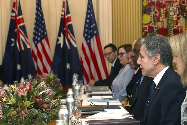 El secretario de Estado estadounidense Antony Blinken conversa con los ministros australianos de Defensa, Richard Marles, y del Exterior, Penny Wong, en Brisbane, Australia, sábado 29 de julio de 2023. La inestabilidad política en Níger provocada por un golpe de Estado militar que derrocó al presidente pone en entredicho el apoyo económico que brinda Washington a la nación africana, dijo el secretario de Estado estadounidense Antony Blinken el sábado. (Pat Hoelscher/Pool Foto via AP)