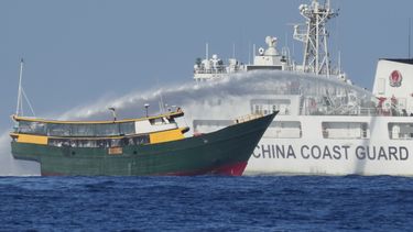 ARCHIVO – El barco filipino de reabastecimiento Unaizah May 4 es atacado con un cañón de agua de la guardia costera china, lo que provocó lesiones a varios miembros de la tripulación cuando trataban de entrar en el Segundo Banco Thomas, conocido localmente como Banco Ayungin, en el disputado Mar de China Meridional, el martes 5 de marzo de 2024. (AP Foto/Aaron Favila, Archivo)