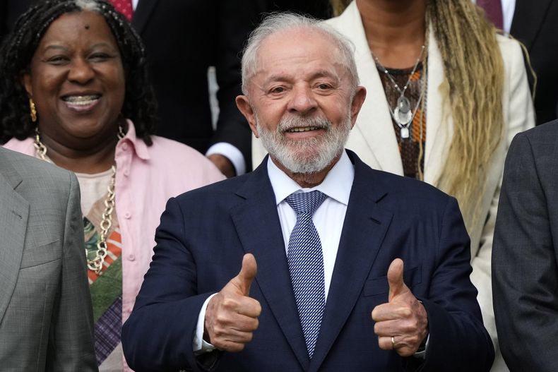 El presidente de Brasil Luiz Inácio Lula da Silva posa para una fotografía después de su primera reunión de gabinete de 2025, la residencia de campo de Granja do Torto, el lunes 20 de enero de 2025, en Brasilia. (AP Foto/Eraldo Peres)
