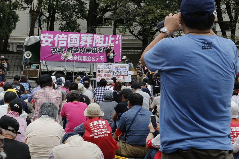 Cientos piden la cancelación del funeral de Estado de Abe