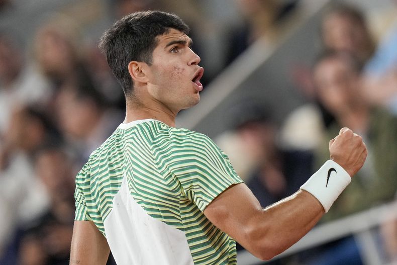 El español Carlos Alcaraz celebra con el puño después de ganar un punto en el tie break del tercer set en contra del griego Stefanos Tsitsipas durante su partido de cuartos de final en el Abierto de Francia, en el estadio de Roland Garros, en París, el martes 6 de junio de 2023. (AP Foto/Thibault Camus)