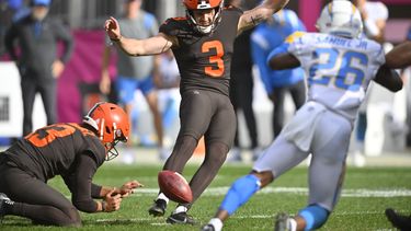 Chargers sobreviven polémica decisión, ganan 30-28 a Browns