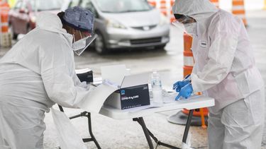 la tasa de positividad alcanza el 21% y suben las hospitalizaciones por covid-19