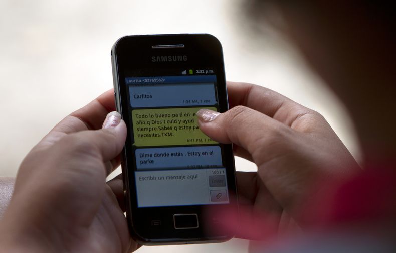 Una mujer usa su tel&eacute;fono celular en Camajuan&iacute;, Cuba, el 3 de marzo de 2014. EEUU plane&oacute; la creaci&oacute;n de un &ldquo;Twitter cubano&rdquo;, una red de comunicaciones dise&ntilde;ada para socavar al gobierno  de la isla, creada a t