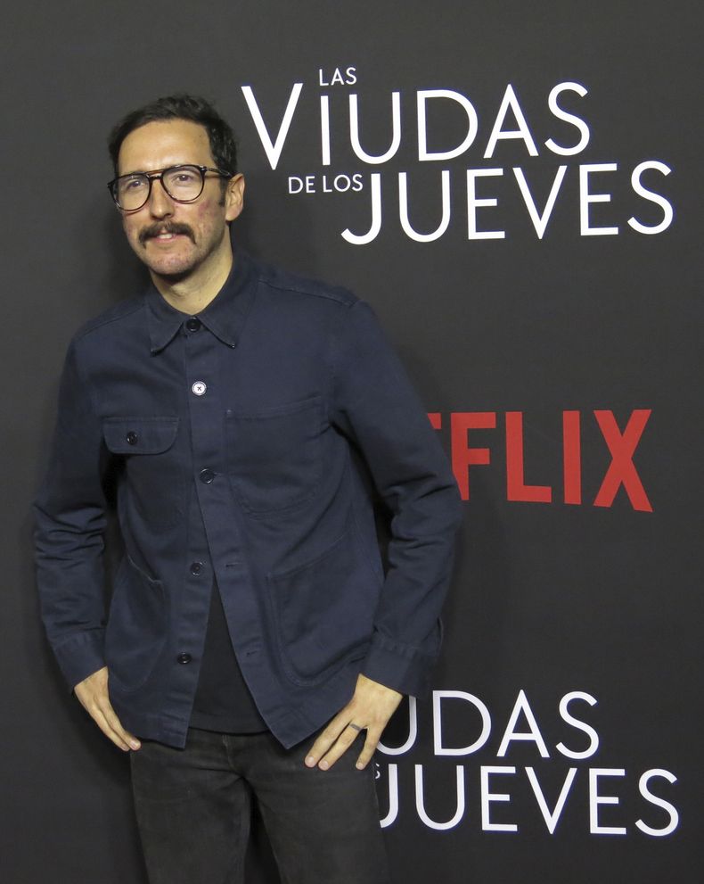 El director Humberto Hinojosa posa en la alfombra roja de la serie de Netflix Las viudas de los jueves en la Ciudad de México el martes 5 de septiembre de 2023. (Foto AP/Berenice Bautista)