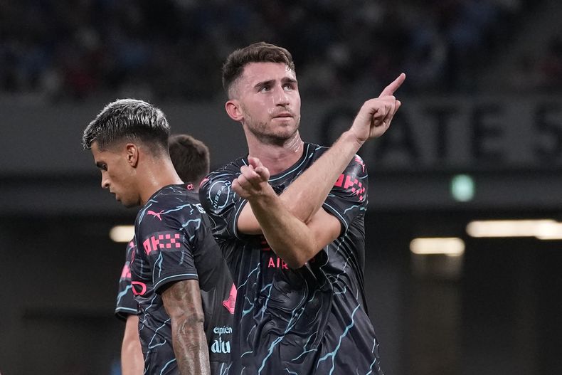 Aymeric Laporte (centro) del Manchester City celebra tras anotar un gol en el amistoso contra el Bayern Múnich, en Tokio, el miércoles 26 de julio de 2023. (AP Foto/Shuji Kajiyama)