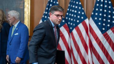 El presidente de la Cámara de Representantes, Mike Johnson, republicano de Luisiana, se marcha tras una conferencia de prensa en el día 27 del cierre de gobierno en el Capitolio, en Washington, el lunes 27 de octubre de 2025. (AP Foto/J. Scott Applewhite)