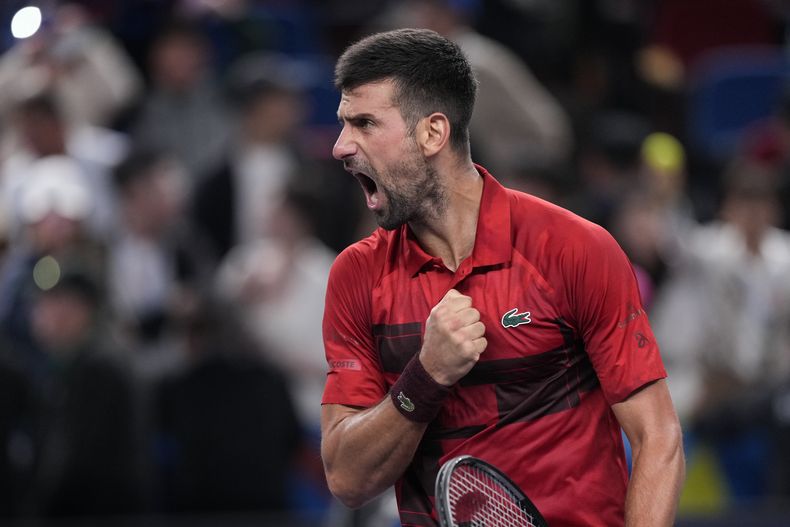 El serbio Novak Djokovic reacciona al vencer al estadounidense Taylor Fritz en la semifinal del Masters de Shanghai el sábado 12 de octubre del 2024. (AP Foto/Andy Wong)