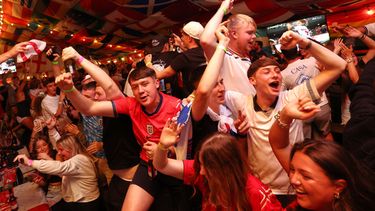 Hinchas ingleses celebran durante el partido del Mundial contra Croacia en el pub The Clock en Hebburn, Inglaterra, el miércoles 17 de junio de 2026. (AP Foto/Scott Heppell)