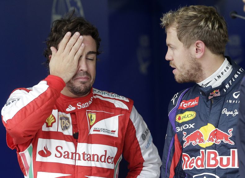 El piloto alem&aacute;n Sebastian Vettel, del equipo Red Bull, derecha, conversa con el espa&ntilde;ol Fernando Alonso, de Ferrari, despu&eacute;s de la sesi&oacute;n de clasificaci&oacute;n para el Gran Premio de Brasil de F&oacute;rmula Uno en la pista