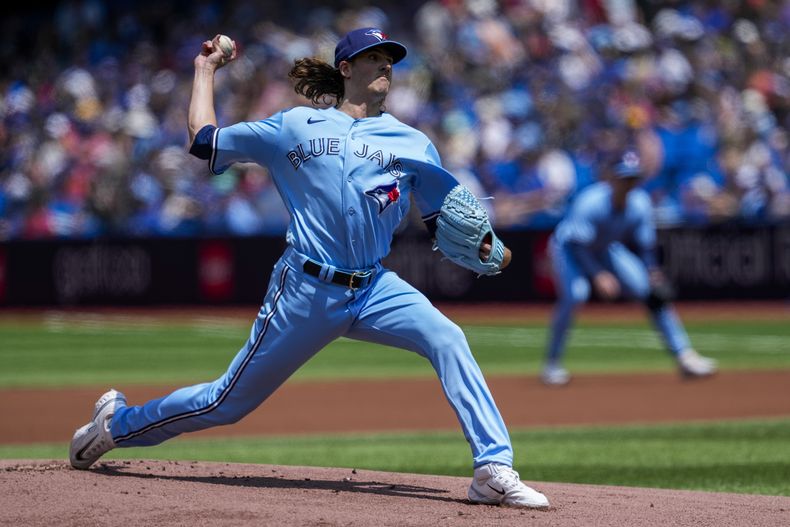 Kevin Gausman de los Azulejos de Toronto lanza contra los Cerveceros de Milwaukee, el jueves 1 de junio de 2023. (Andrew Lahodynskyj/The Canadian Press vía AP)