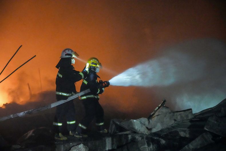 En esta fotografía difundida por la agencia de noticias Xinhua, se ve a bomberos trabajando el 5 de mayo de 2026 para extinguir un incendio tras una explosión en una fábrica de fuegos artificiales en la ciudad de Guandu, en Liuyang, provincia de Hunan, en el centro de China. (Chen Sihan/Xinhua vía AP)