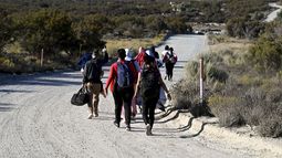 Un grupo de migrantes cerca de Jacumba Hot Springs, California, en la frontera entre Estados Unidos y México, el 26 de septiembre de 2023.. (Foto AP/Denis Poroy)