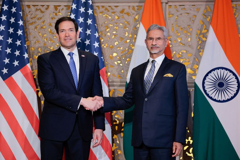 El secretario de Estado de Estados Unidos, Marco Rubio, a la izquierda, estrecha la mano del ministro indio de Exteriores, Subrahmanyam Jaishankar, a la derecha, antes de su reunión en Mumbai, India, el martes 20 de octubre de 2026. (Kylie Cooper/Pool Foto via AP)