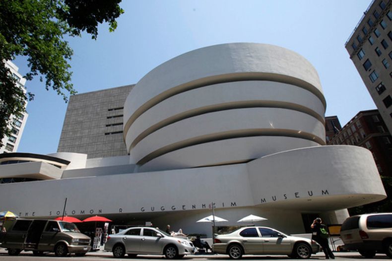 ARCHIVO – El exterior del museo Solomon R. Guggenheim, diseñado por Frank Lloyd Wright en Nueva York, el 31 de mayo de 2011. (AP Foto/Kathy Willens, Archivo)