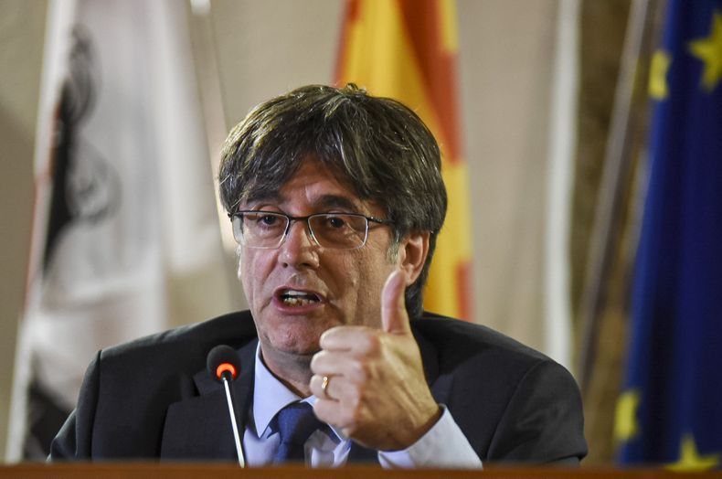 ARCHIVO - El líder catalán Carles Puigdemont speaks habla en conferencia de prensa en Alghero, Cerdeña, 54 de octubre de 2021. El Partido Socialista de España ha llegado a un acuerdo con una formación independentista catalana marginal para conceder una amnistía a miles de personas implicadas en el fallido intento de secesión de la región del noreste del país a cambio de su respaldo para que el presidente en funciones del gobierno, Pedro Sánchez, forme un nuevo gobierno. El legislador socialista y dirigente partidario Santos Cerdán anunció el acuerdo el jueves 9 de noviembre de 2023 en Bruselas. (AP Foto/Gloria Calvi, File)