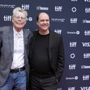 ARCHIVO - Stephen King, a la izquierda, y Mike Flanagan aparecen en el estreno de The Life of Chuck durante el Festival Internacional de Cine de Toronto en Toronto el 6 de septiembre de 2024. (Foto AP/Chris Pizzello, archivo)