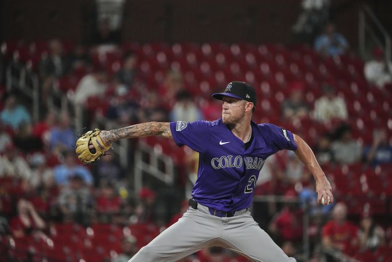 El abridor Kyle Freeland, de los Rockies de Colorado, cumple con su apertura del martes 12 de agosto de 2025, ante los Cardenales de San Luis (AP Foto/Jeff Roberson)